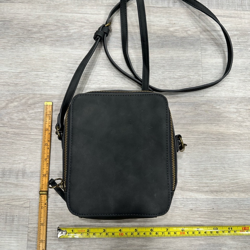Universal Thread Black Crossbody Bag